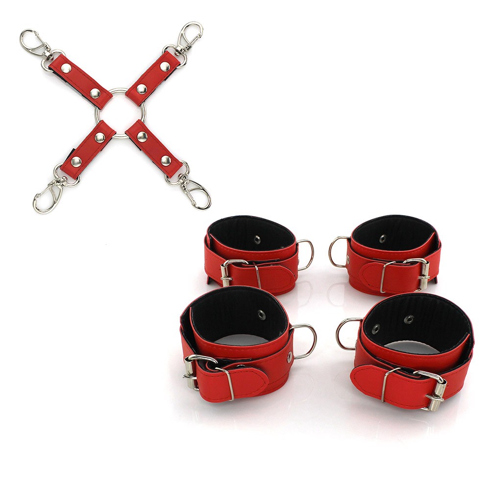 Vista superior do kit bondage em PU vermelho, com as algemas e tornozeleiras dispostas abertas revelando o interior preto