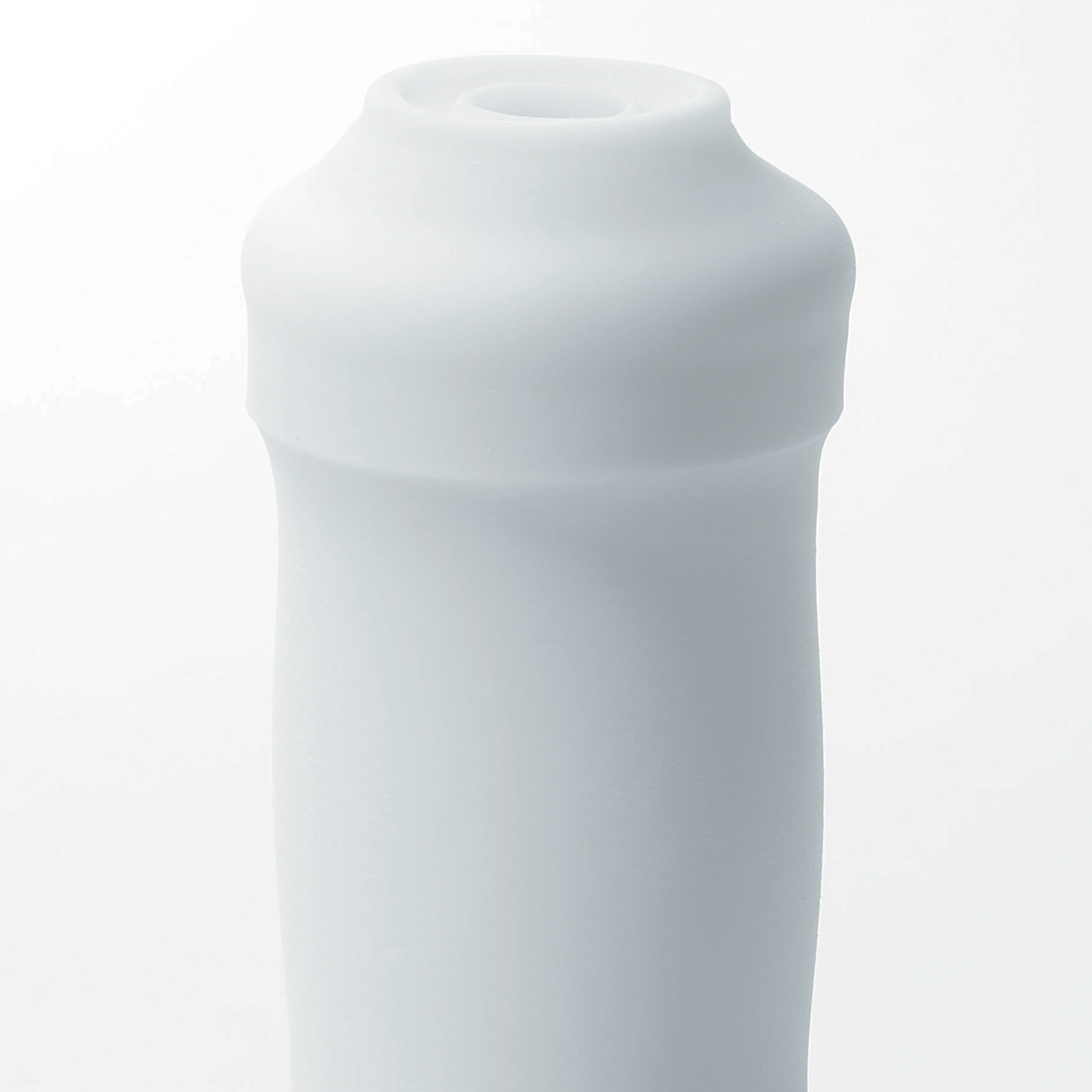 Masturbador Tenga 3D Polygon - vista detalhada da entrada superior do masturbador, focando na flexibilidade e na suavidade do material, pronto para a imers�o