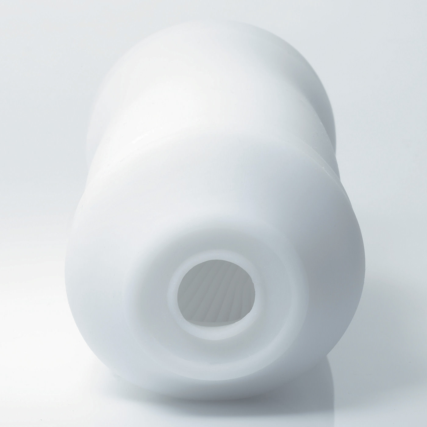 Masturbador Tenga 3D Polygon - vista da abertura superior revelando a entrada suave e a promessa de texturas profundas para uma experi�ncia de prazer imersiva
