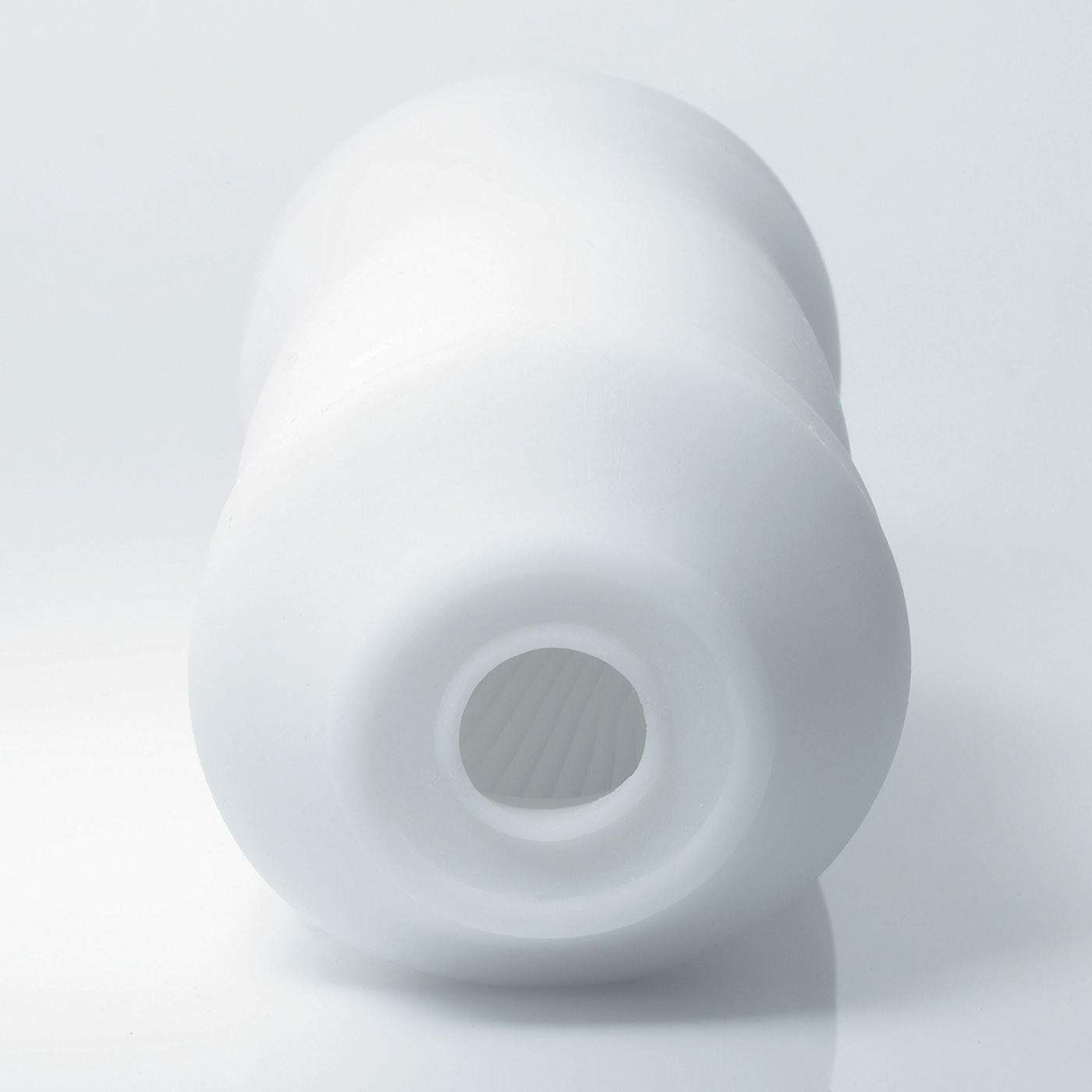 Masturbador Tenga 3D Spiral em vista inferior, destacando a abertura texturizada e o material flex�vel