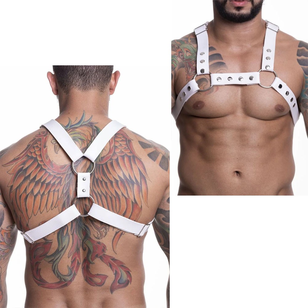 Harness arreio masculino branco em PU com rebites, vista frontal do modelo com tatuagem no bra�o