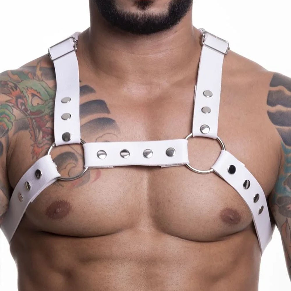 Vista frontal do harness branco com rebites e argolas, detalhe do acabamento em PU