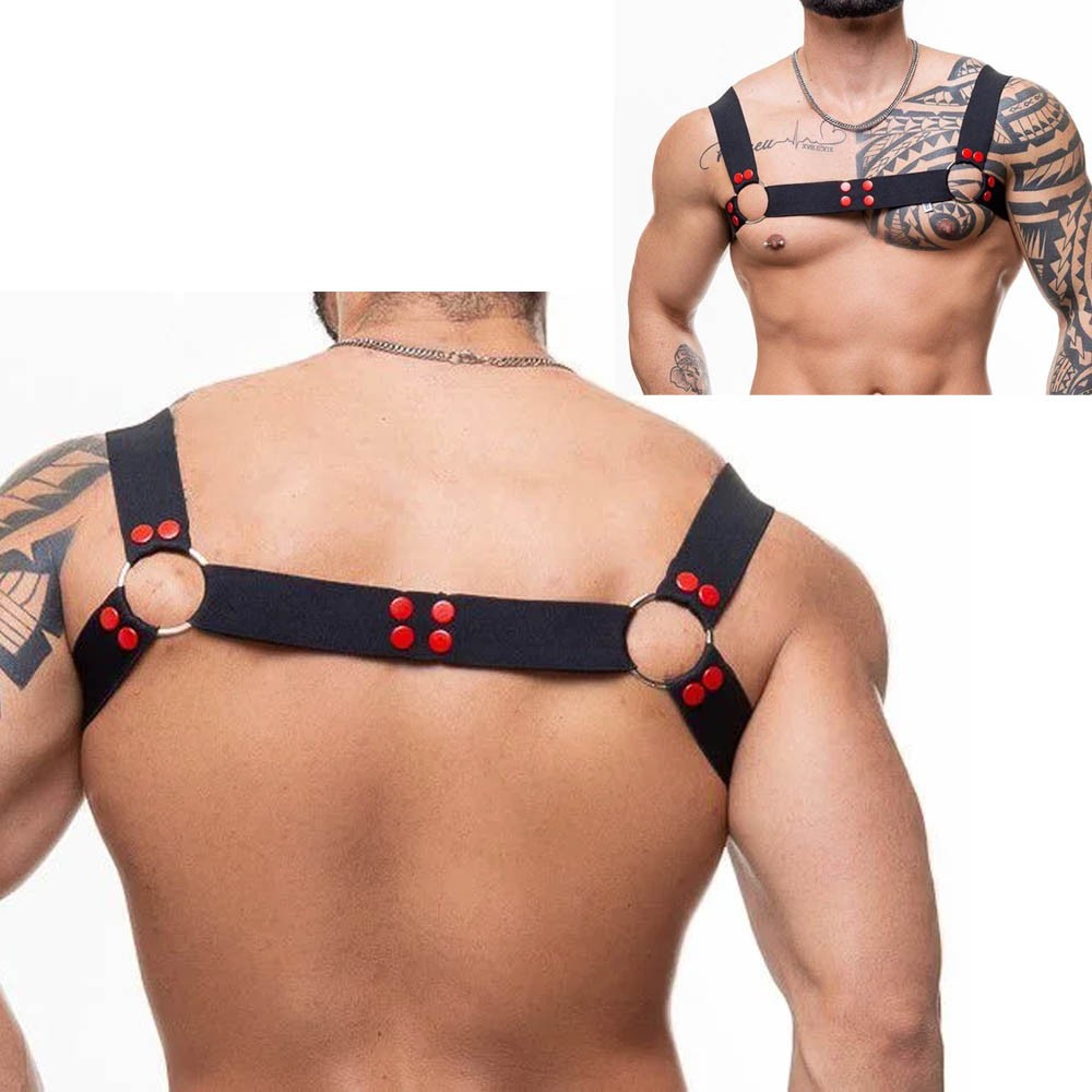 Harness Arreio Masculino Preto com Rebites Vermelhos e Argolas Pretas, vista traseira do acess�rio em modelo masculino