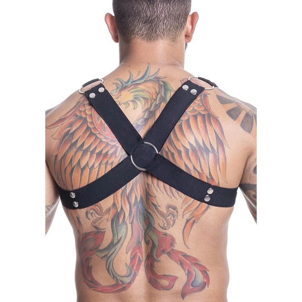 Harness arreio masculino preto, detalhe da argola inferior central na parte frontal do peito