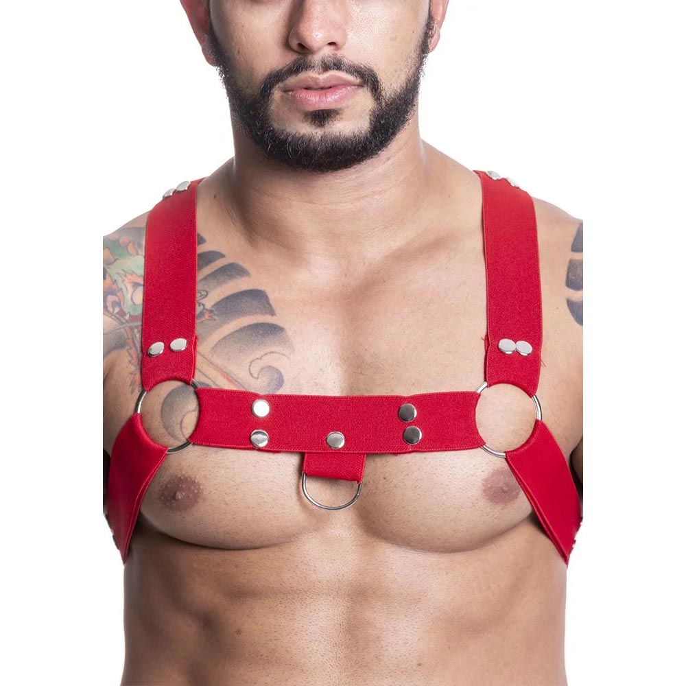 Harness Arreio Masculino Vermelho em el�stico com argolas e rebites, em close-up detalhando a qualidade do el�stico e os acabamentos met�licos