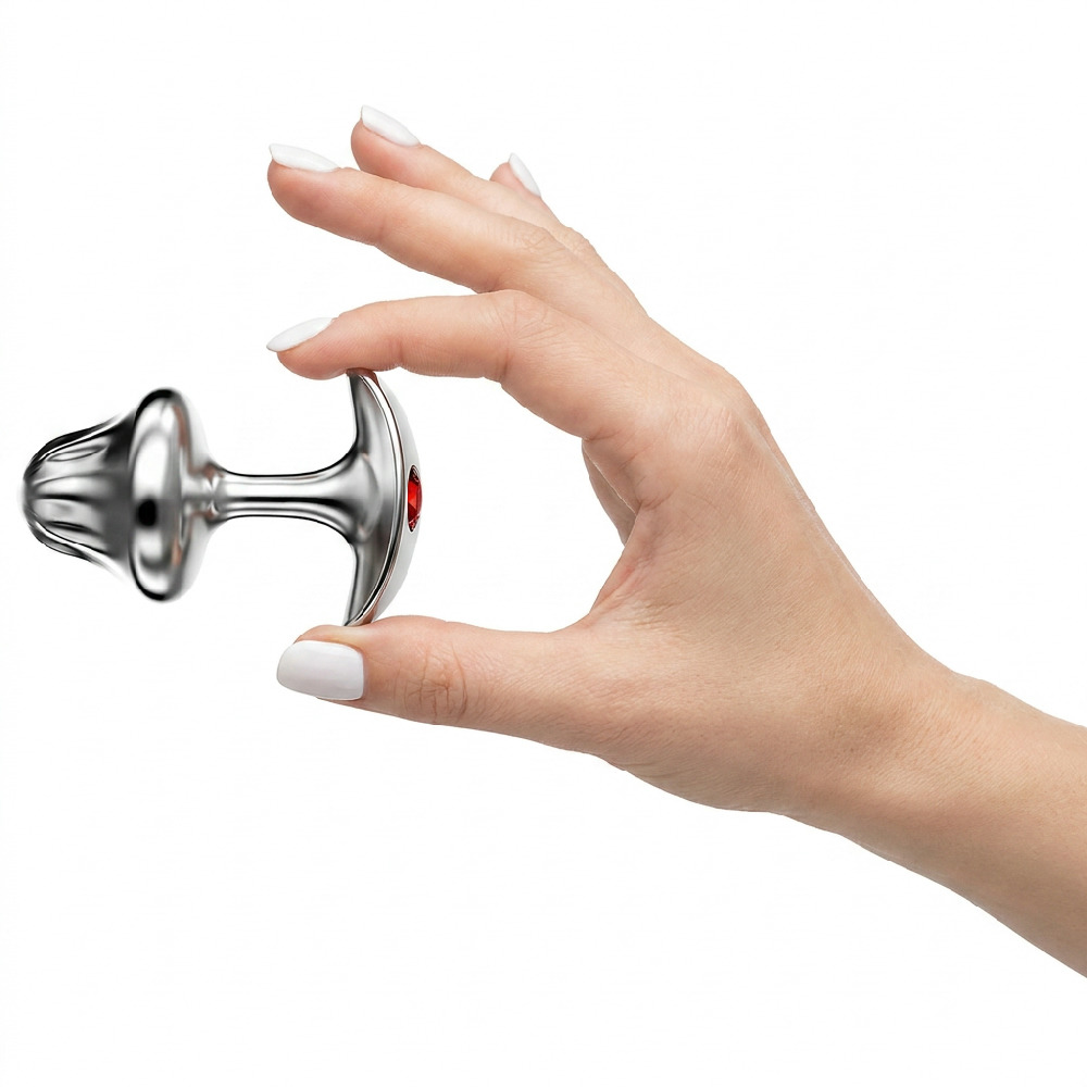 Plug Anal em A�o Inoxid�vel com Base de Seguran�a e Joia Vermelha, imagem de uma m�o segurando o plug para demonstrar tamanho real