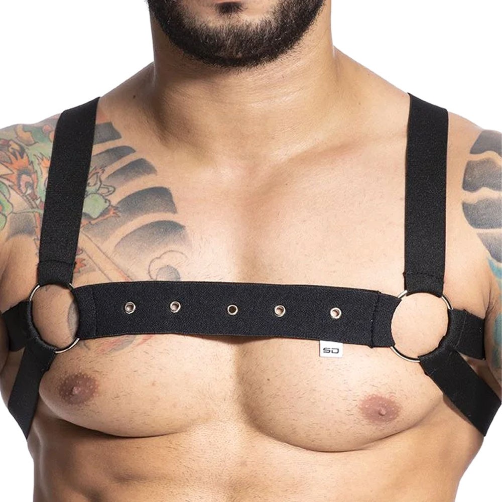 Vista frontal detalhada do harness arreio masculino, com foco nas argolas e ilhoses met�licos na faixa peitoral