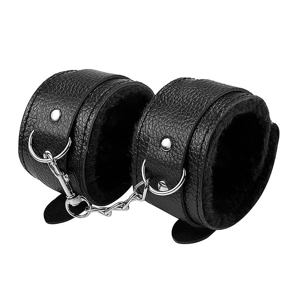 Flogger de bondage em couro falso preto, mostrando as tiras e a al�a para manuseio