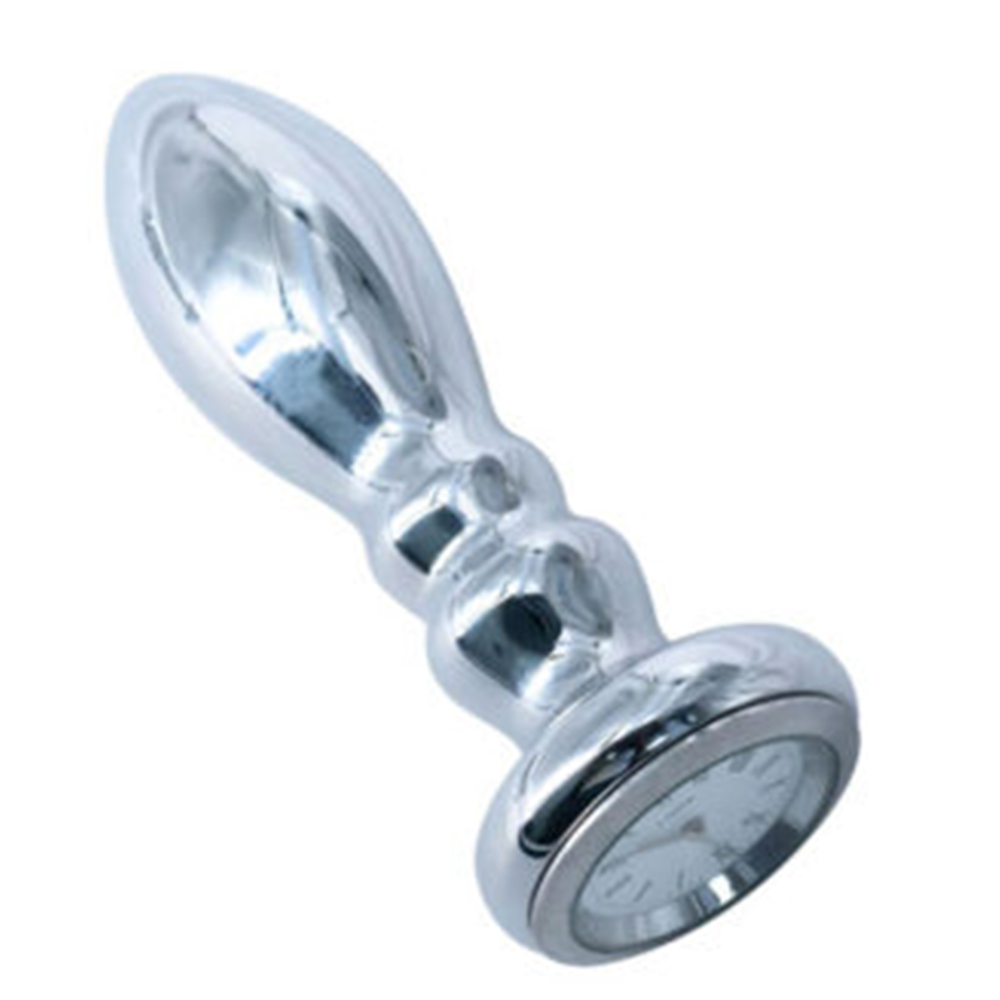 Plug anal de alum�nio prata em perspectiva, mostrando o brilho do metal e o rel�gio na base de seguran�a