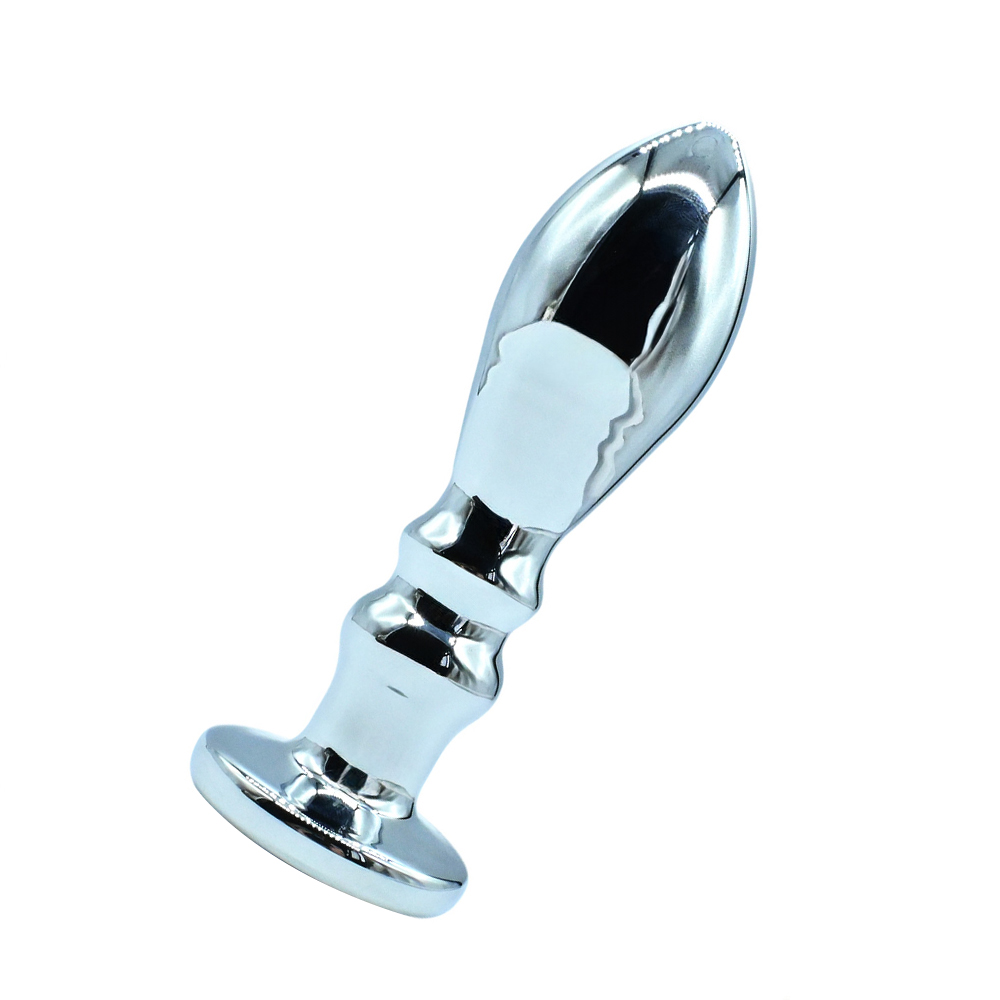 Plug anal de alum�nio prata com rel�gio decorativo em um �ngulo que exibe o brilho do metal e o detalhe do rel�gio
