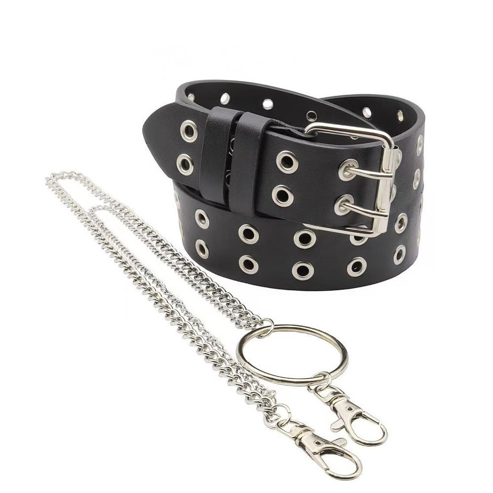 Cinto Sensual em PU preto enrolado, com a corrente lateral separada ao lado, mostrando os mosquet�es e anel prateados.
