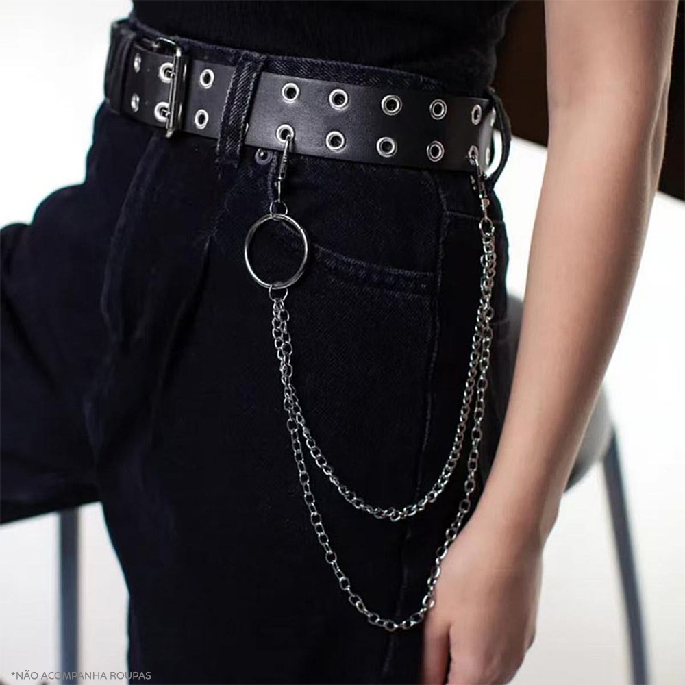 Vista da parte traseira do cinto sensual em PU imitando couro, mostrando a tiara larga com ilhoses e a extens�o da corrente lateral ajust�vel.