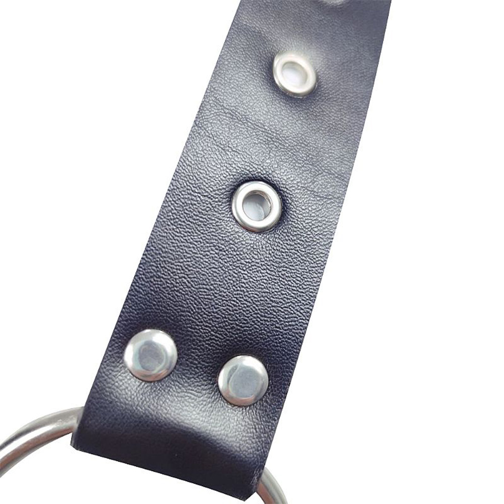 Harness masculino peitoral em PU imita��o de couro preto, vista lateral em manequim, mostrando a curvatura e o ajuste das tiras laterais