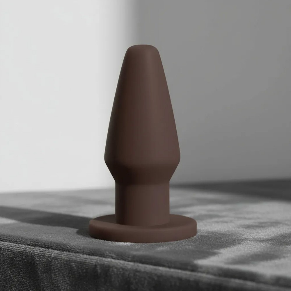 Plug Anal Easy 9 x 3,8cm Marrom em close, detalhando a textura suave e o formato ergon�mico para uso anal