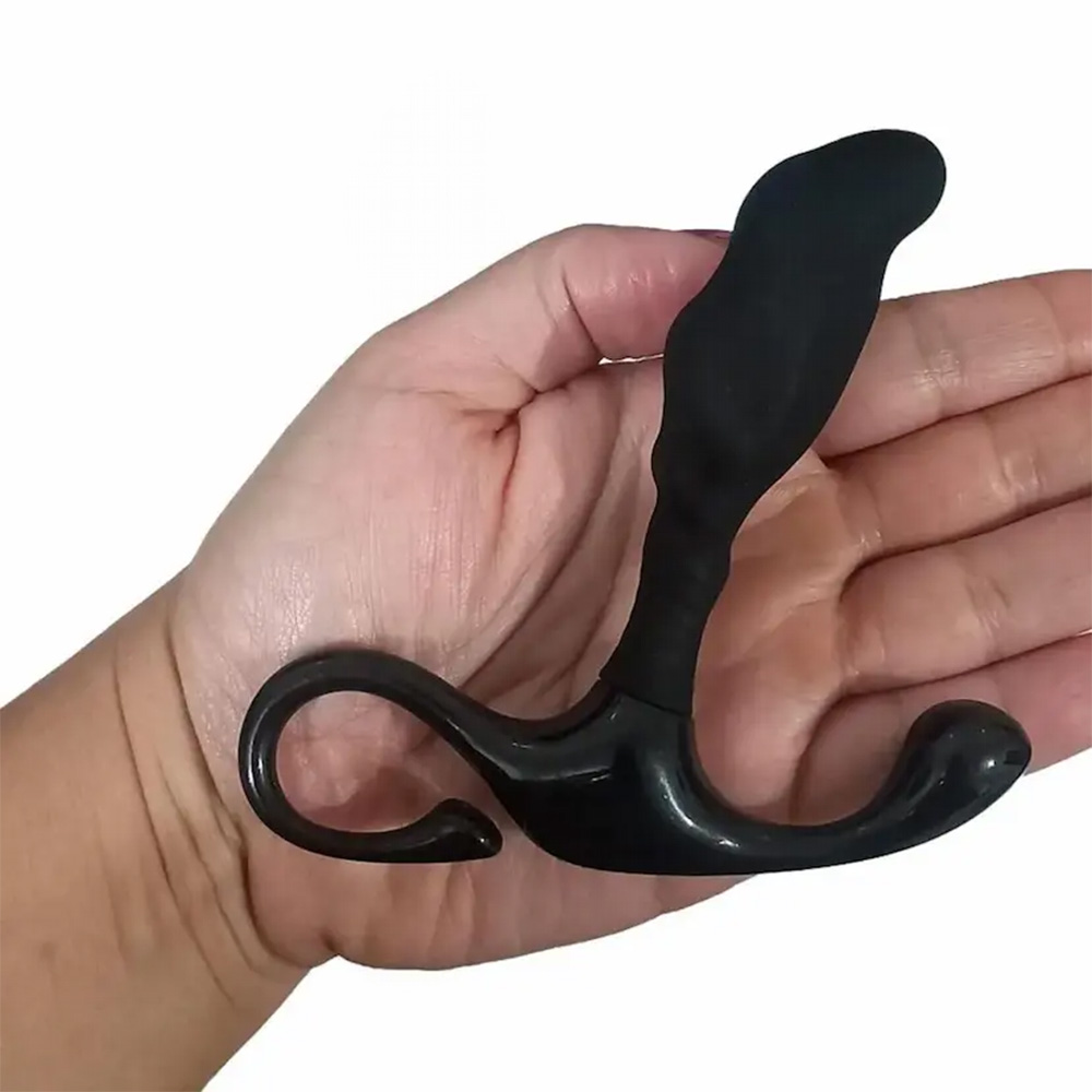 M�o segurando o Estimulador de Pr�stata Prostate Premium Preto, demonstrando o tamanho e o formato ergon�mico.