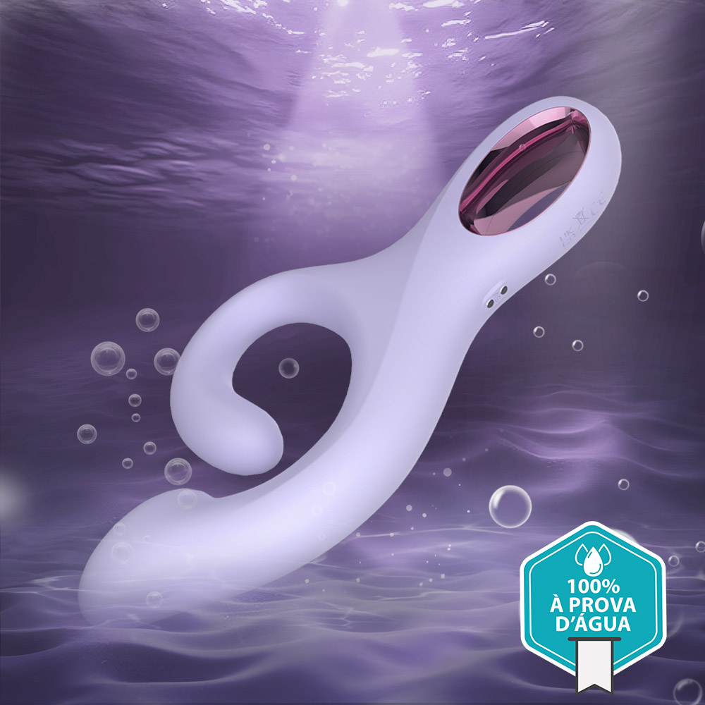 Vibrador Duplo Recarreg�vel Good Luck Lil�s submerso na �gua, destacando a resist�ncia 100% � prova d'�gua e sua colora��o