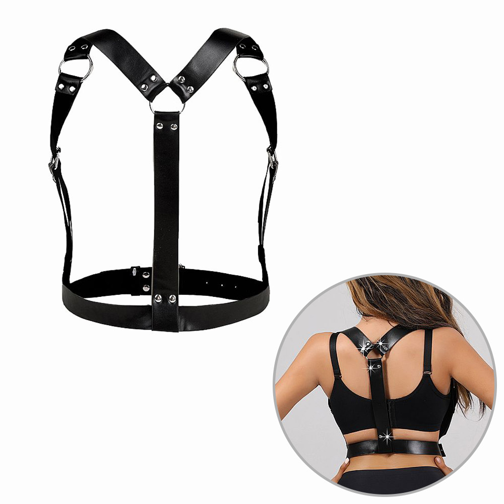 Vista traseira do Harness BDSM em PU preto, destacando as tiras largas e o cinto ajust�vel nas costas de uma modelo, sobre lingerie preta