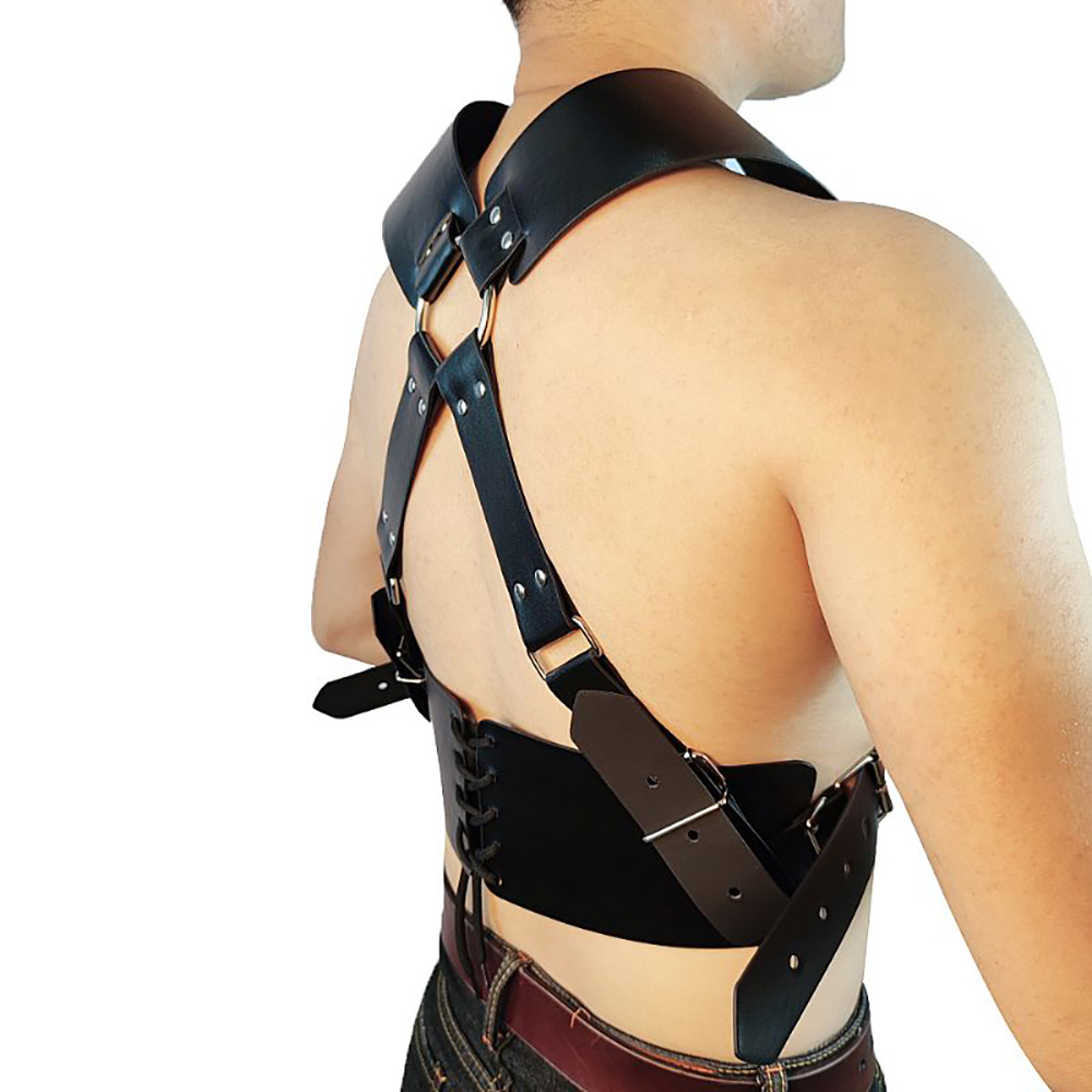 Vista traseira lateral do Harness Masculino em PU, mostrando os detalhes das fivelas e a cinta dorsal de um homem
