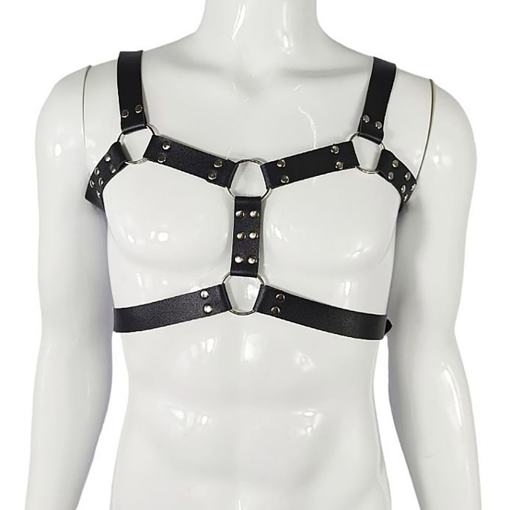 Harness masculino peitoral em PU preto, close-up na �rea do peito, mostrando as argolas centrais e o acabamento dos rebites