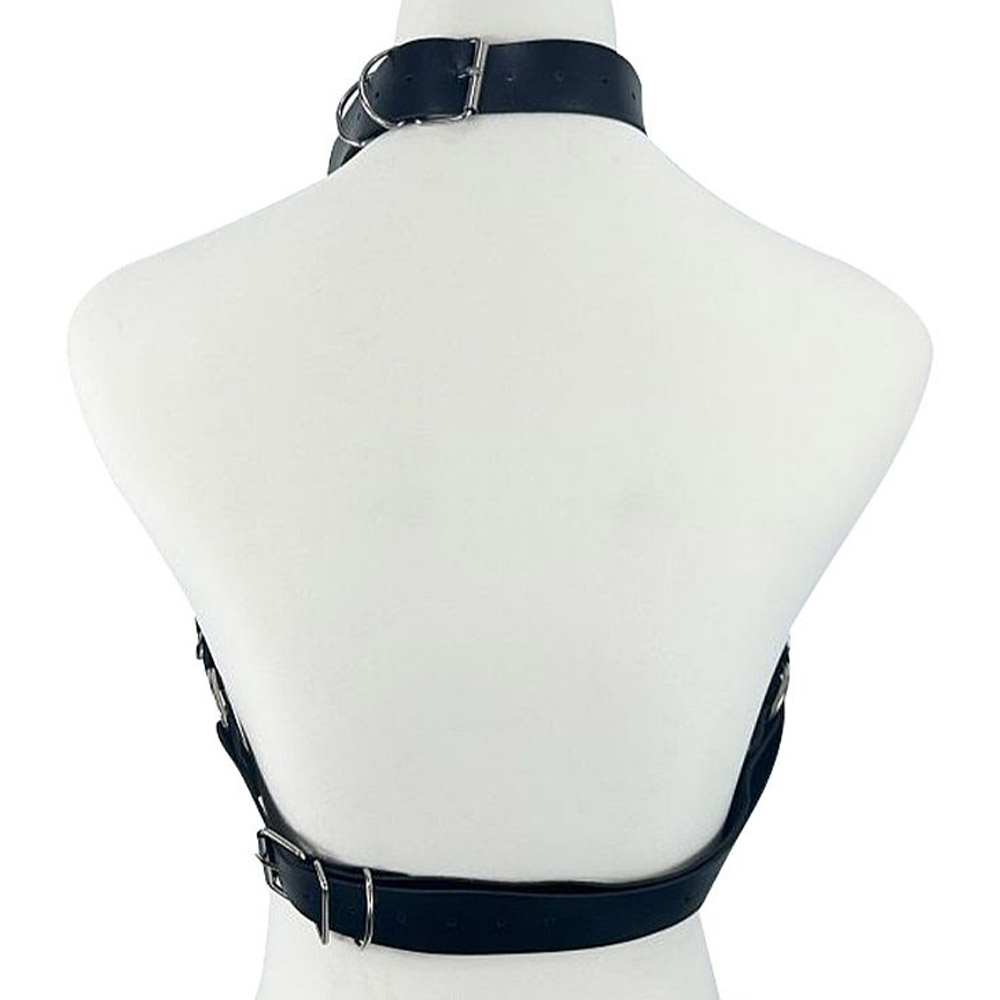 Detalhe do design do Harness BDSM Preto com argolas e correntes sobre o busto