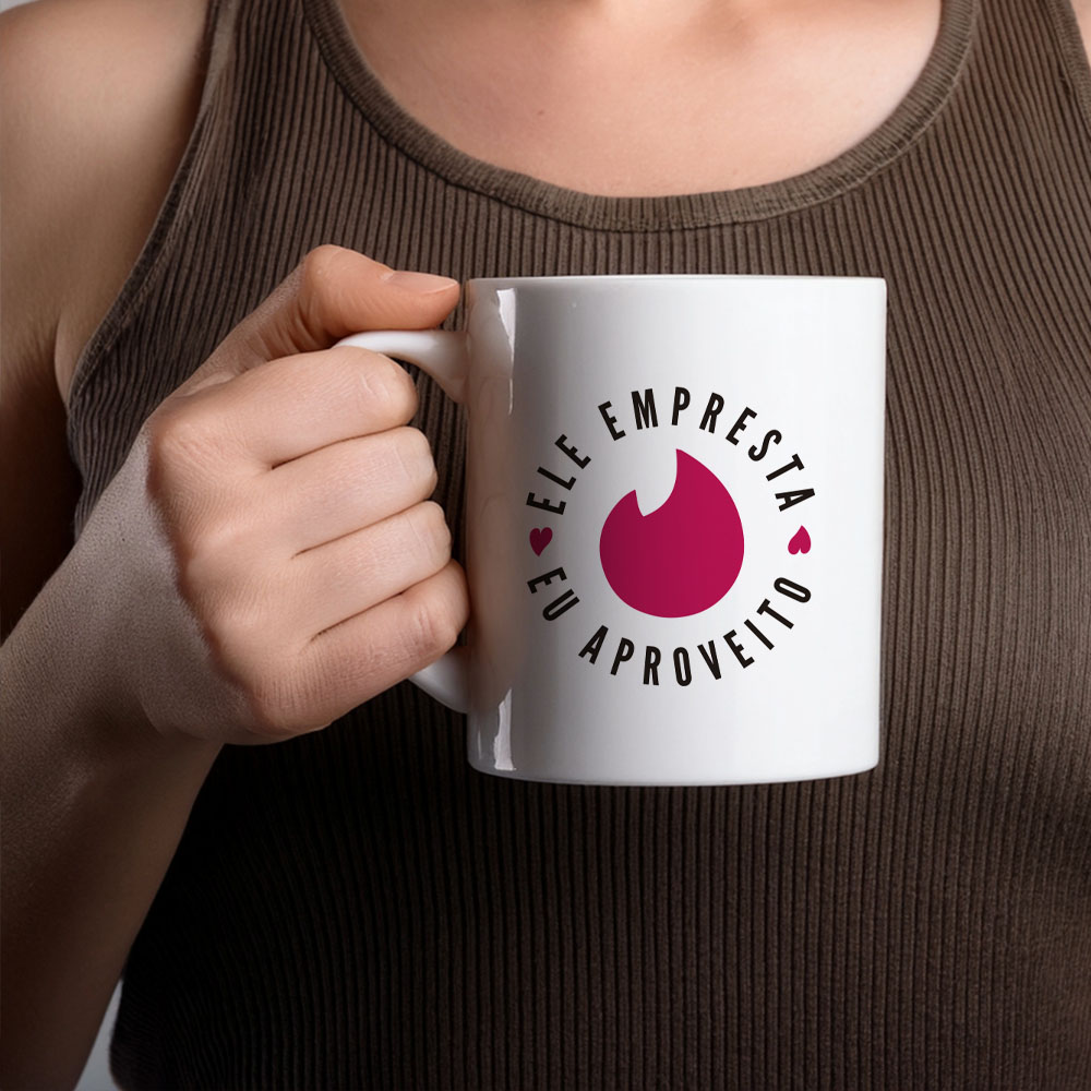Caneca Hotwife com a frase 'Ele Empresta Eu Aproveito' em branco, ilustrando o estilo fetichista e sensual da cer�mica