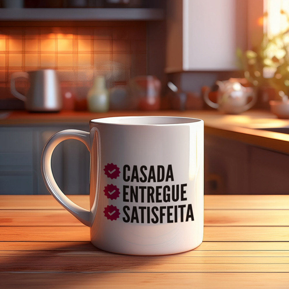 Caneca Hotwife branca, com a frase 'Casada, Entregue e Satisfeita' em ambiente de cozinha