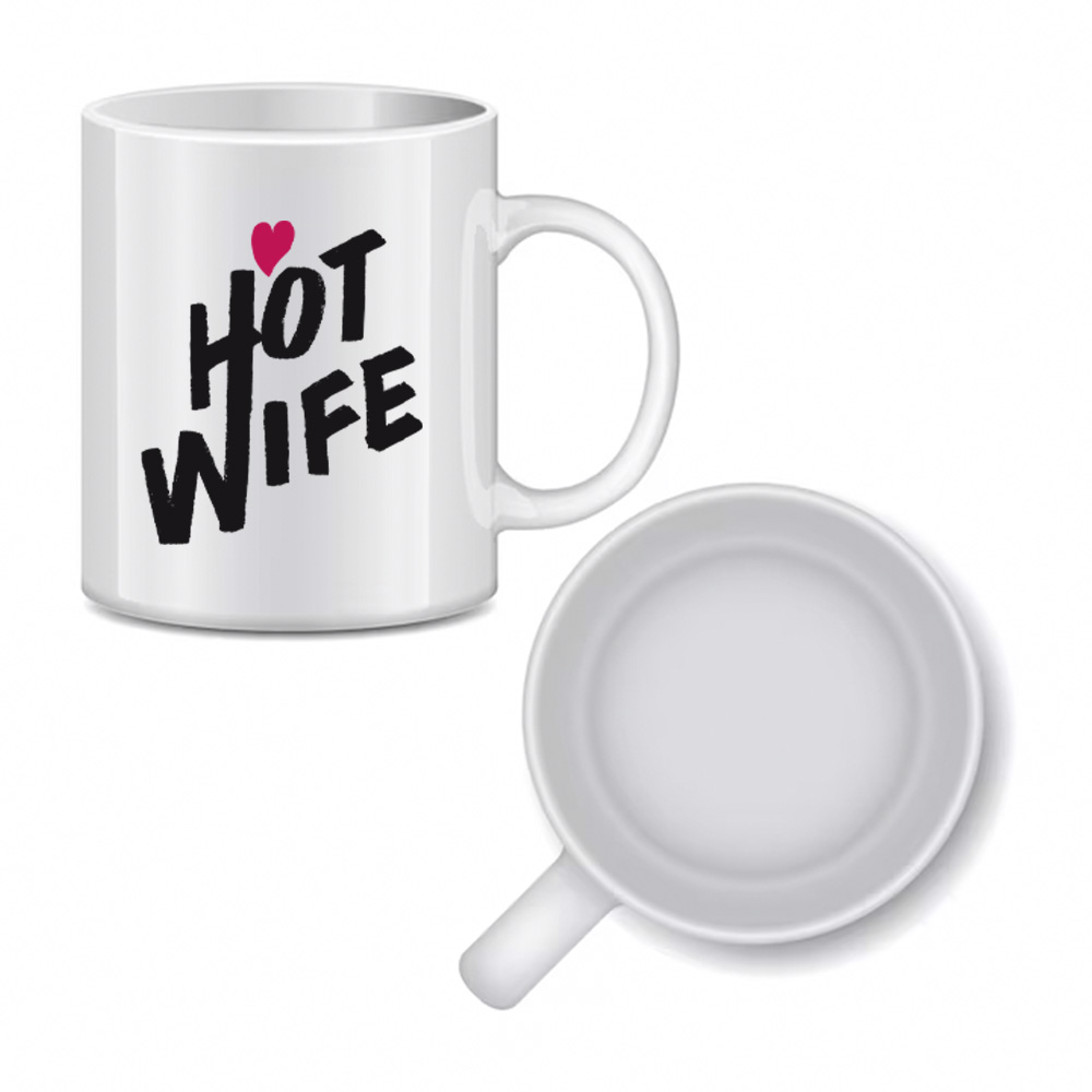 Vista frontal da Caneca Hotwife Casada e Dispon�vel Branca com a frase Hotwife e a base da caneca