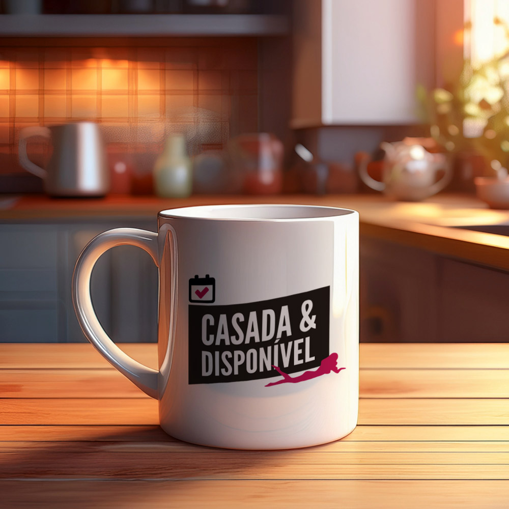 Caneca branca 'Casada & Dispon�vel' em ambiente de cozinha, sobre bancada de madeira, com foco na frase