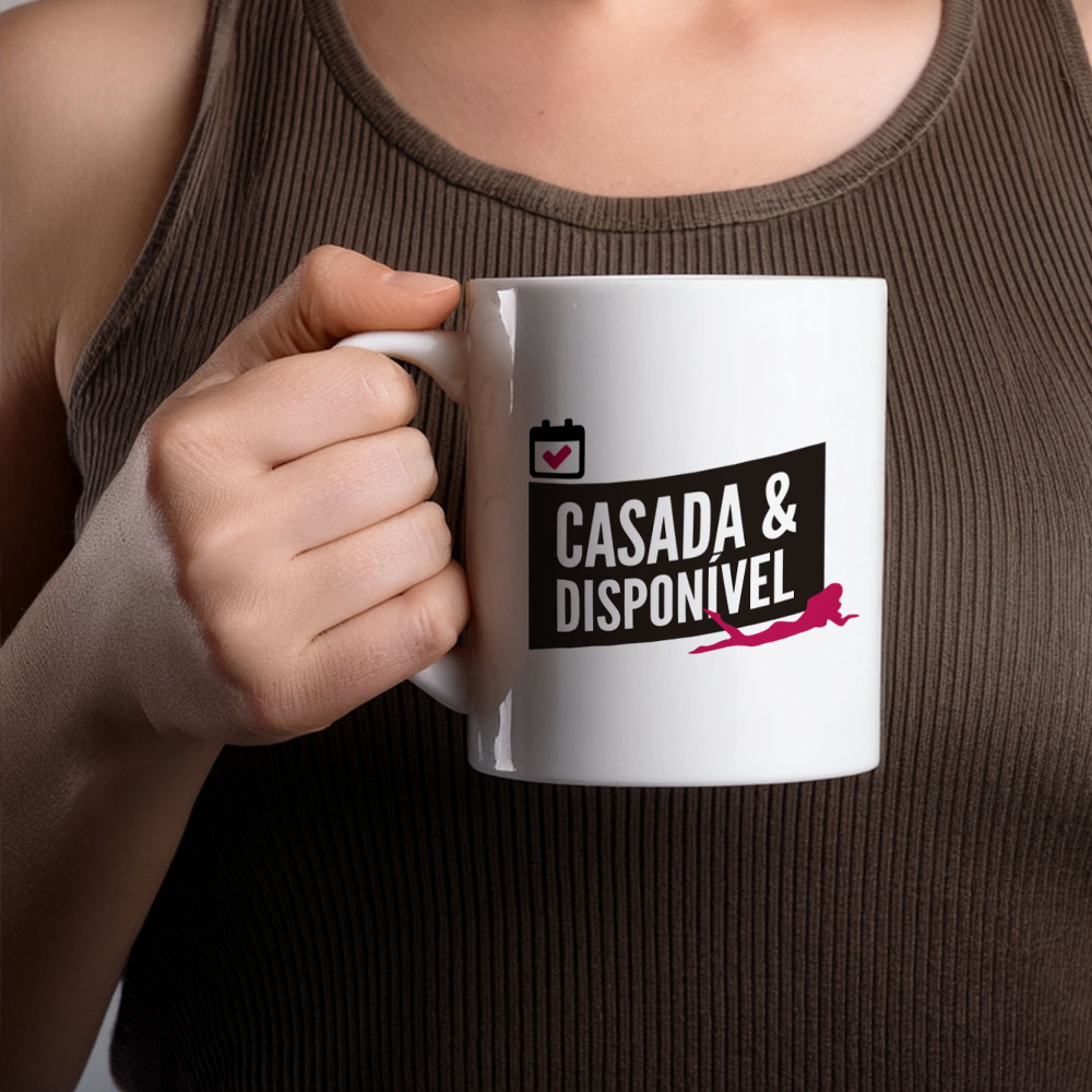 Caneca Hotwife Casada e Dispon�vel Branca com a frase Casada & Dispon�vel em destaque, vista lateral, sobre fundo neutro