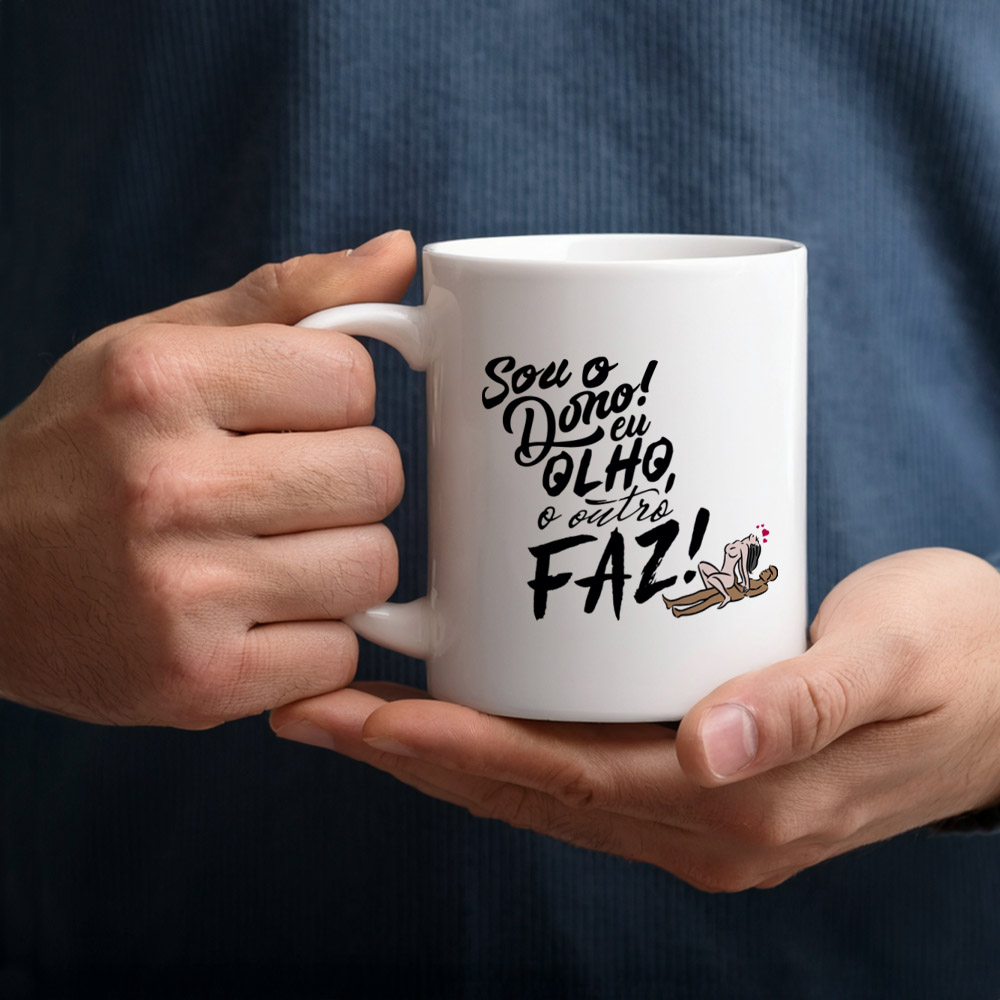 Caneca Cuckold branca em close com a frase 'Sou o Dono! Eu Olho, Outro Faz!' e desenho sensual