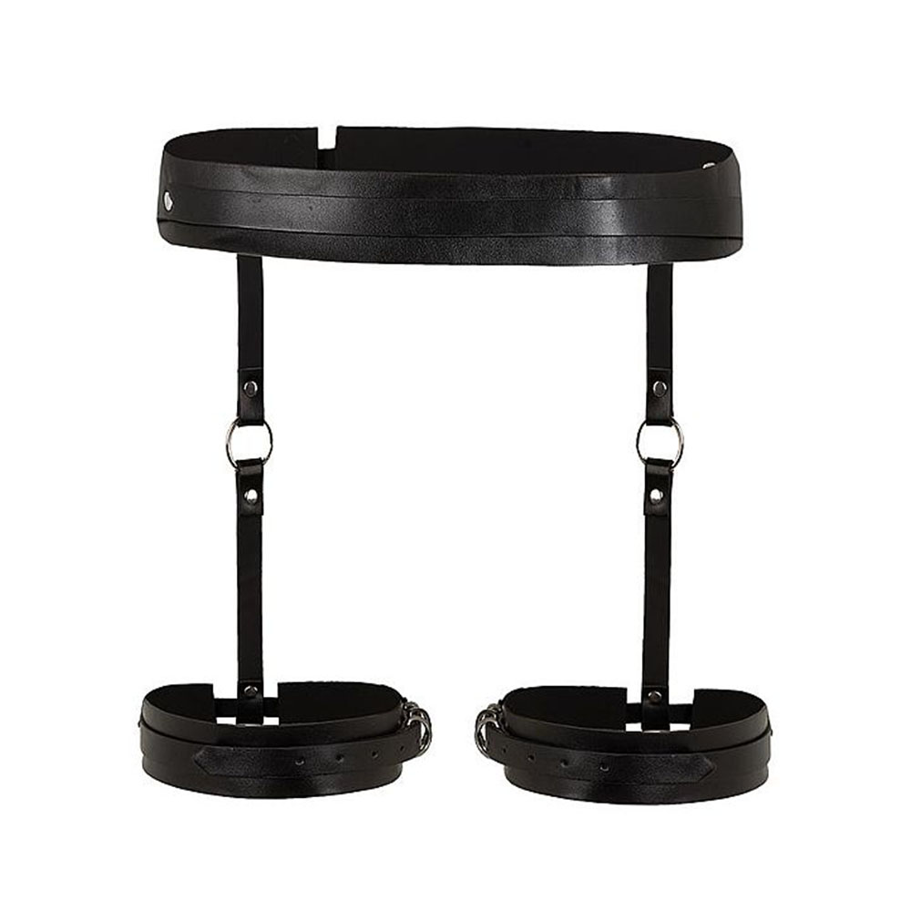 Harness feminino preto em PU, vista frontal do arreio com ligas de coxa ajust�veis, sem modelo.