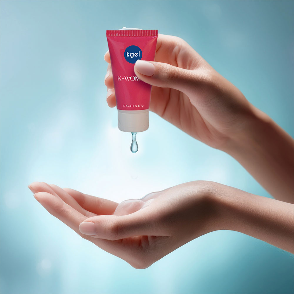 M�os aplicando o Gel Excitante Feminino K-Woman 20ml, mostrando a textura do gel caindo em gotas nas palmas