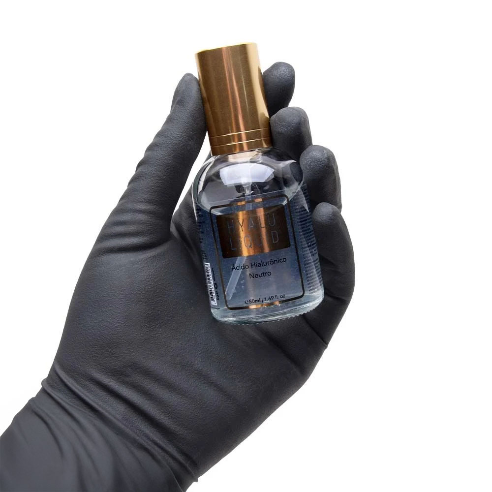 M�o enluvada segurando o frasco do Gel Hidratante Corporal e �ntimo Hyalu Liquid Neutro 50ml, destacando o tamanho compacto e o design do produto.