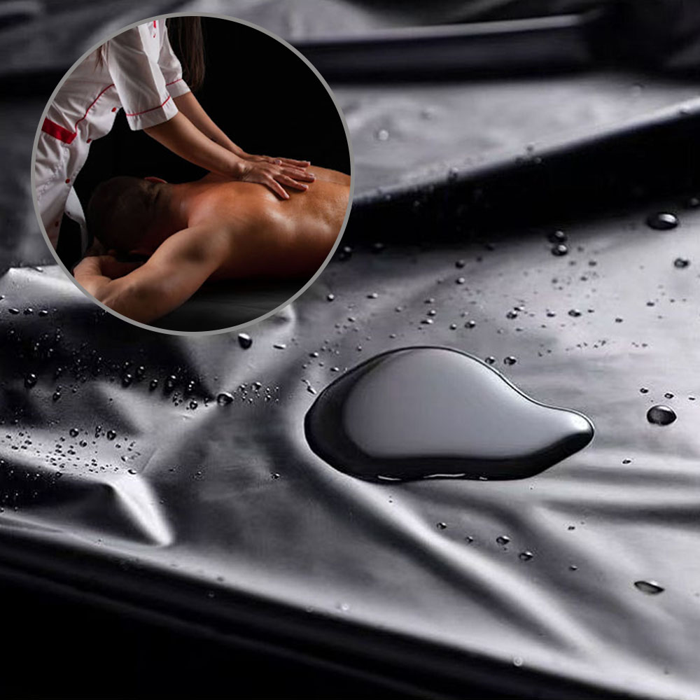 Len�ol de pl�stico preto mostrando gotas de l�quido derramado, com detalhe em zoom na superf�cie