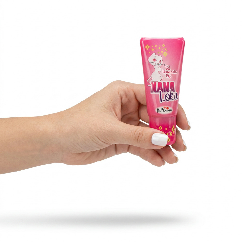 Gel Excitante Feminino Xana Loka 15g na m�o de uma mulher, destacando o tamanho compacto e o design da embalagem