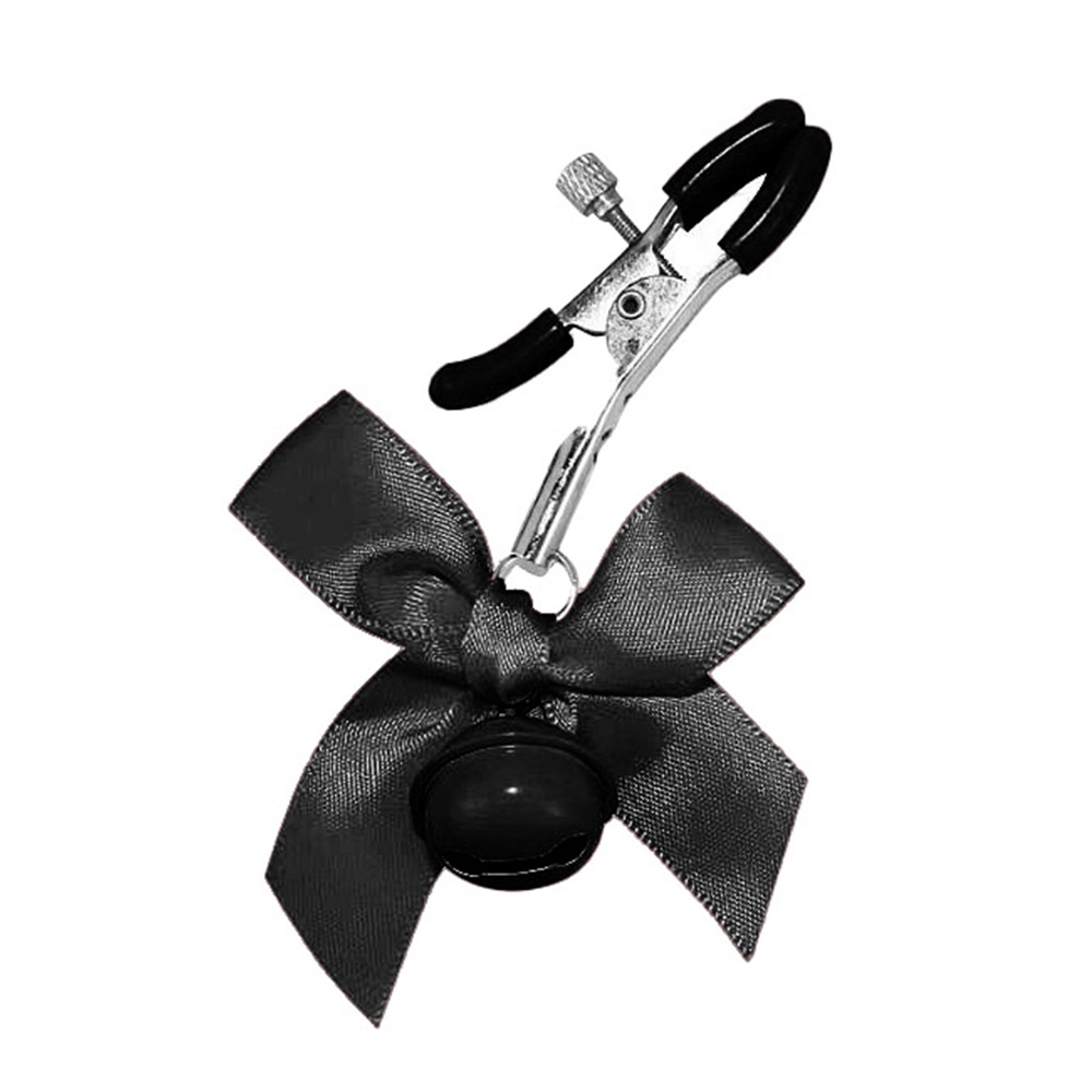Prendedor de Mamilo com Sino em Metal e La�o com Presilha Emborrachada Ajust�vel Preto, em close, mostrando o detalhe da presilha em metal, a borracha protetora e o parafuso de ajuste