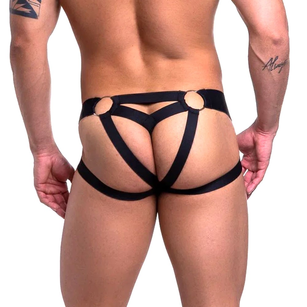 Cueca Sensual Jock preta com quatro faixas em el�stico e argola preta, vista traseira do homem, com foco nas argolas e faixas que emolduram o bumbum