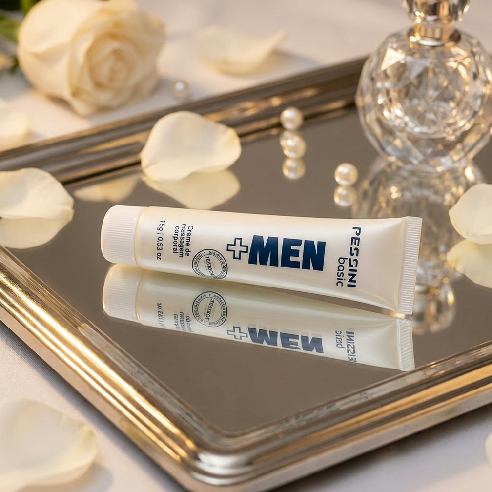 Gel Excitante Masculino Intensificador de Ere��o + Men 15g da Pessini Cosm�tico em bandeja espelhada com p�talas de rosa e frasco de perfume, destacando a eleg�ncia do produto.