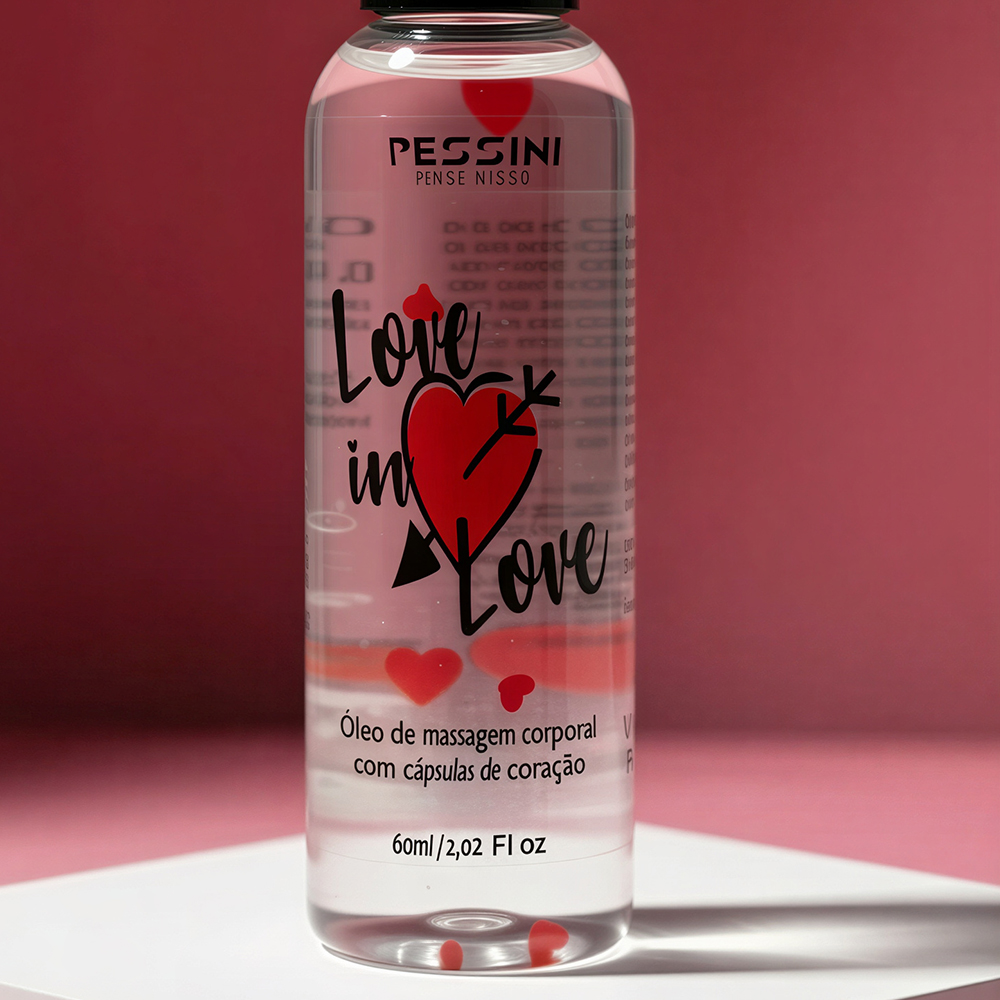 Close-up do frasco de �leo de massagem corporal com c�psulas de cora��o Love In Love Aroma Floral 60ml, mostrando os detalhes da embalagem
