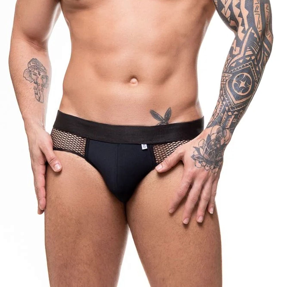 Modelo masculino usando Cueca Jock Preta com Arrast�o e Abertura Atr�s em pose frontal e lateral, destacando o corpo