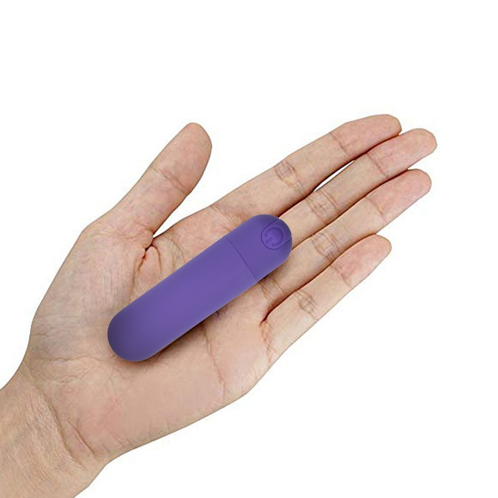 Vibrador Bullet Recarreg�vel em Silicone na palma da m�o, destacando o tamanho compacto e discreto do produto e sua cor roxa.