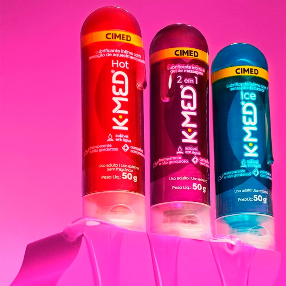 Os tr�s frascos de K-Med Trio Lubrificantes �ntimos, Ice, Hot e 2 em 1, dispostos em um fundo rosa que reflete a sensualidade e o prazer.
