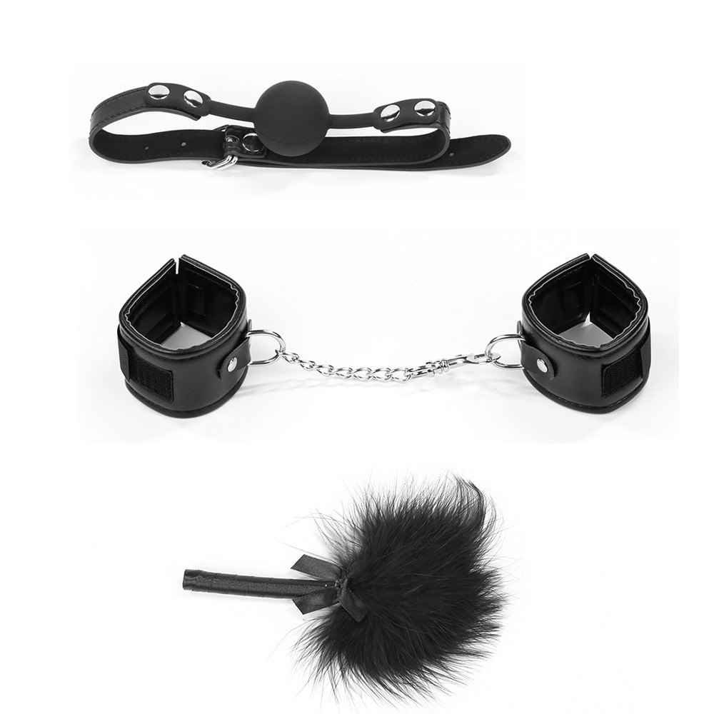 Kit Bondage em PU preto, itens dispostos separadamente: morda�a bola, venda para os olhos e pluma para c�cegas
