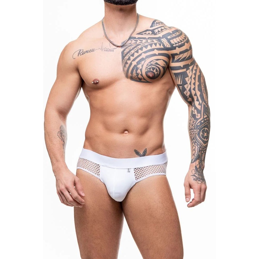 Modelo masculino de corpo inteiro usando a cueca Jock branca, exibindo o design sensual e detalhes do arrast�o