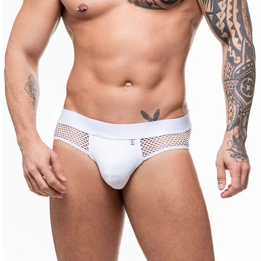 produto | Modelo masculino em pose frontal usando a cueca jock branca, evidenciando o design em arrast�o e o suporte frontal