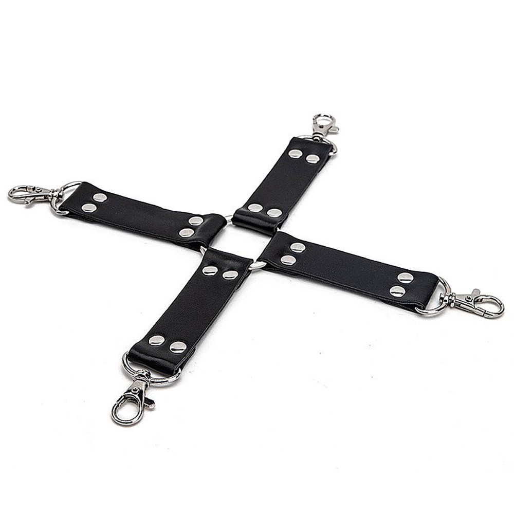 Vista superior do conector em X com mosquet�es da algema e tornozeleira em PU preto