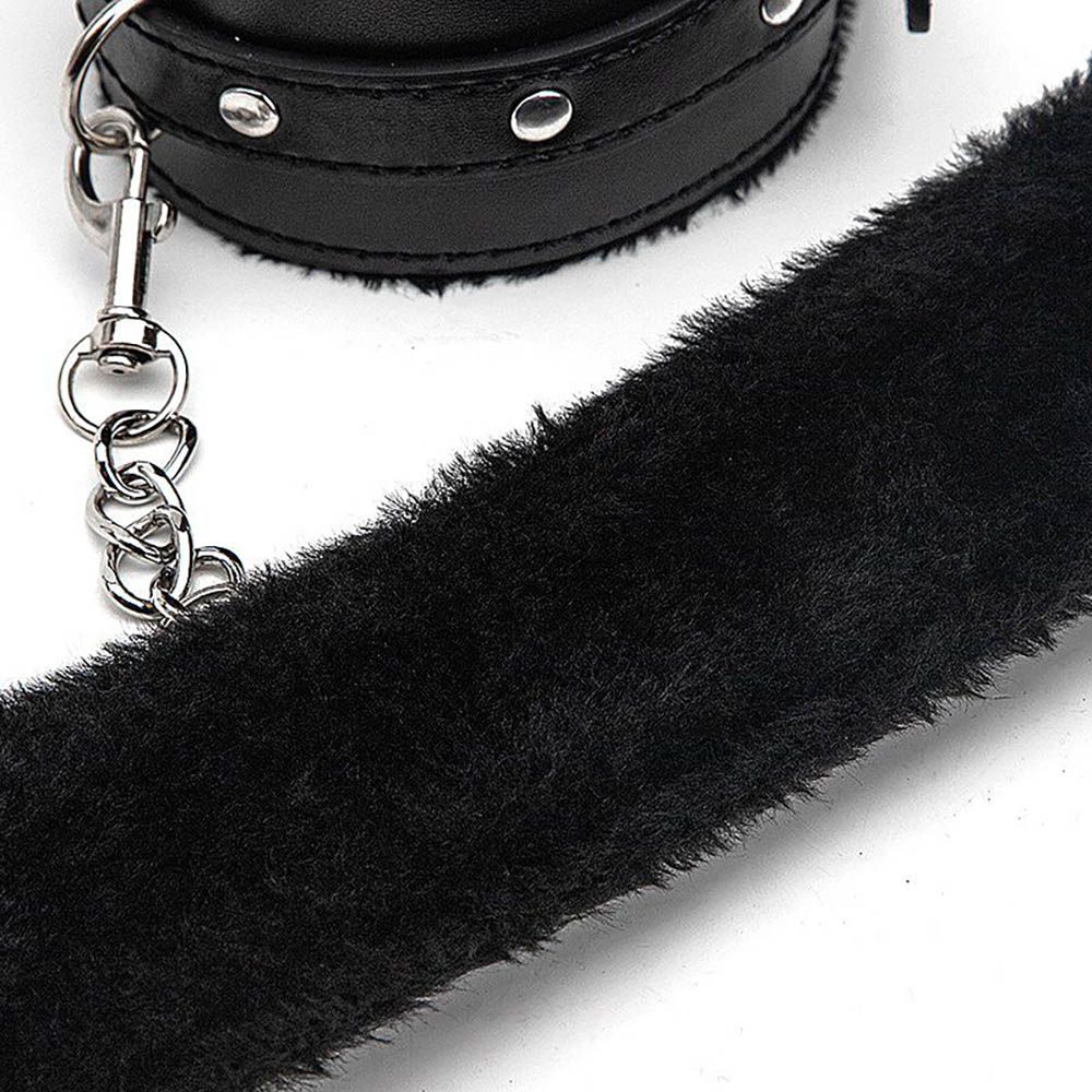 Conjunto de algemas e tornozeleiras desmontadas com suas correntes e mosquet�es