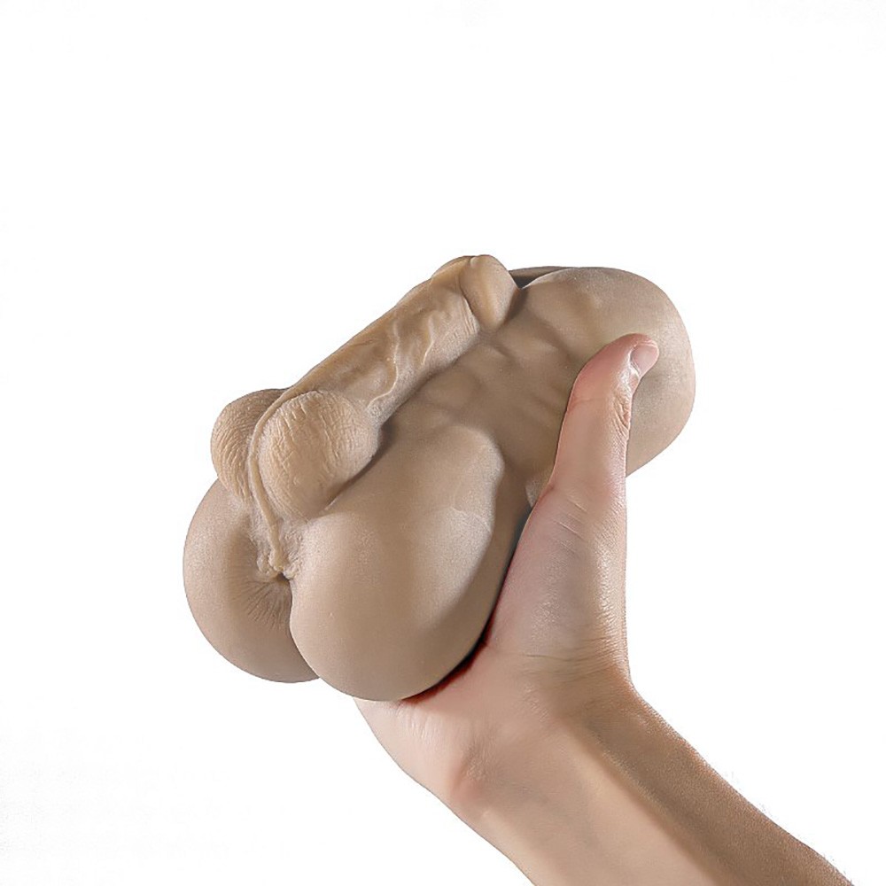 Masturbador masculino em Cyberskin bege com formato de corpo, visto de lado com a mao segurando