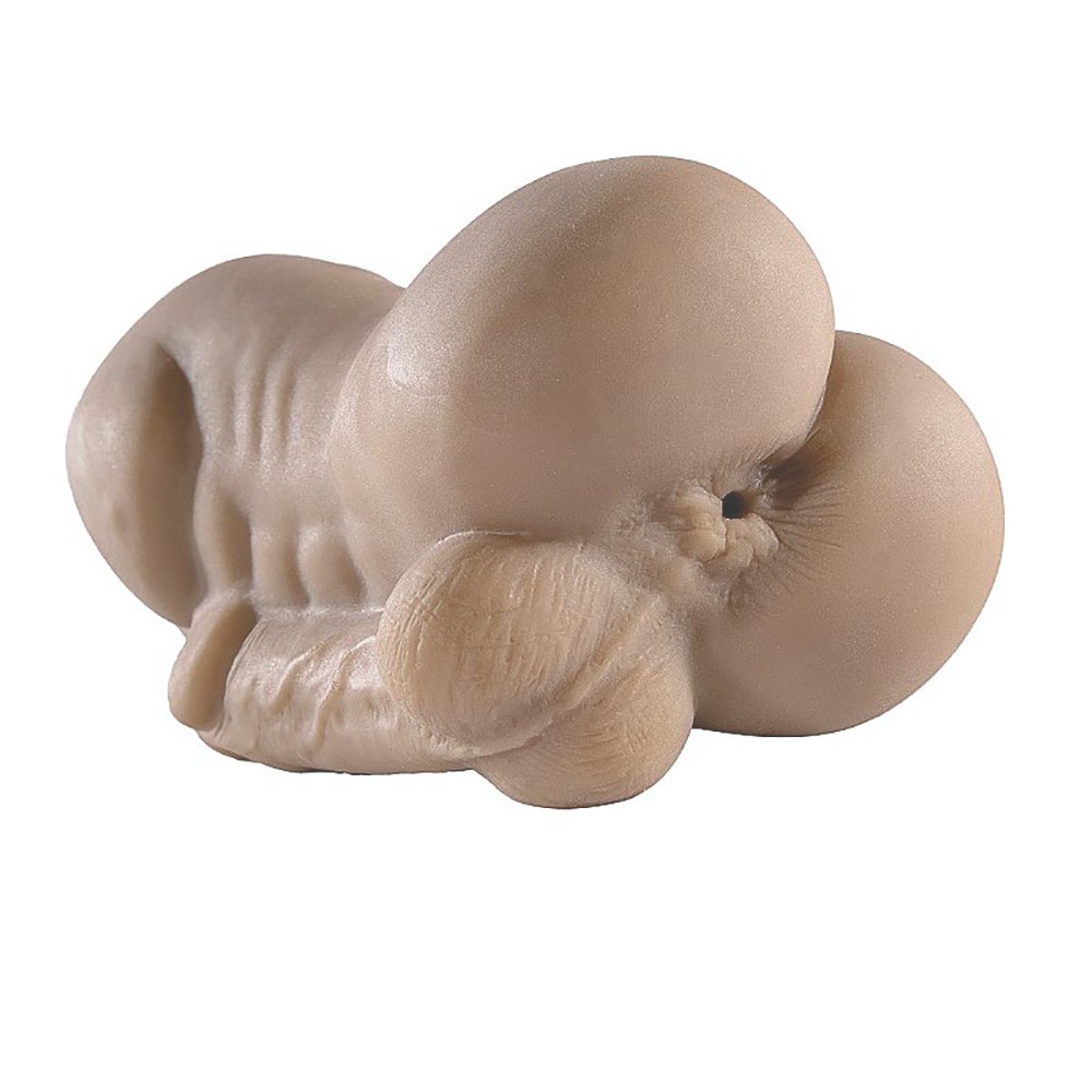 Masturbador masculino em Cyberskin bege com foco na abertura anal e testiculos, visto de perto
