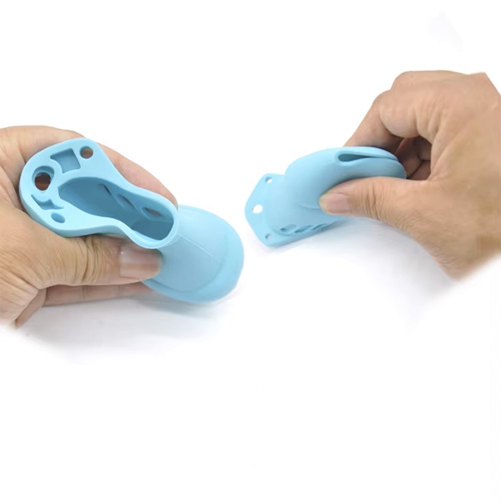 Vista superior do cinto de castidade em silicone azul, destacando o anel de base e a gaiola, pronto para uso